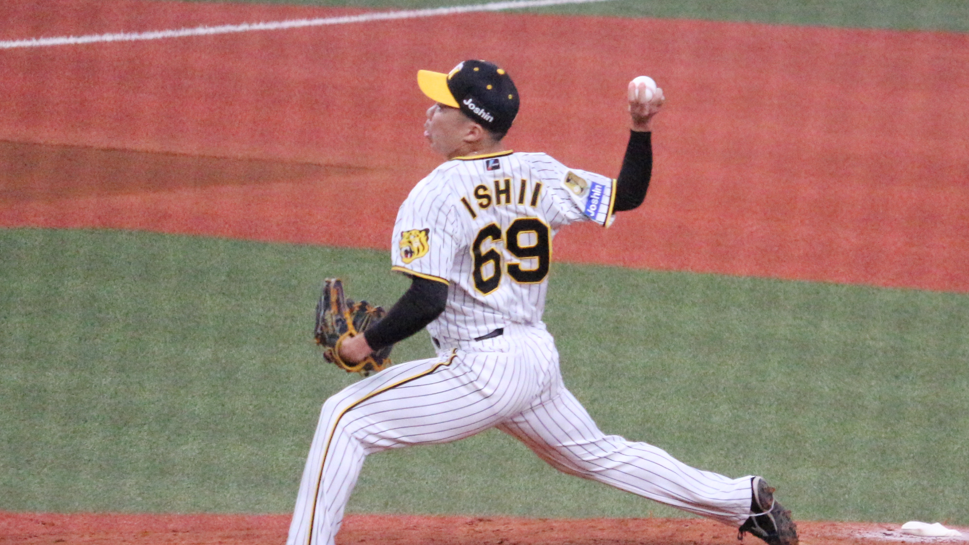 阪神タイガースB-LUCK DYNAMITE 黒　ユニフォーム 石井大智 TIGERS B-LUCK DYNAMITE SERIES」ユニフォーム撮影時の